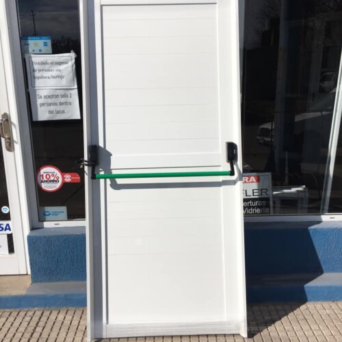 Puerta Chapa Inyectada Modelo 6 Con Barra Antipánico 090×200